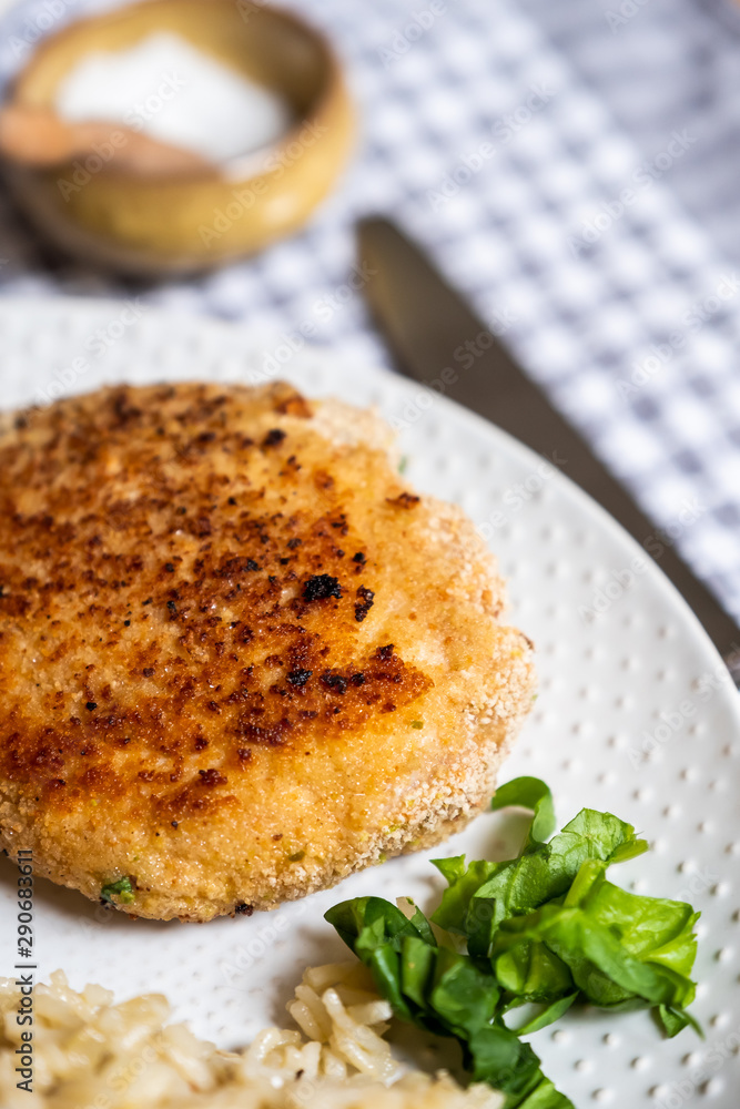 Escalope de dinde panée avec fromage coulant Escalope de dinde panée avec fromage coulant