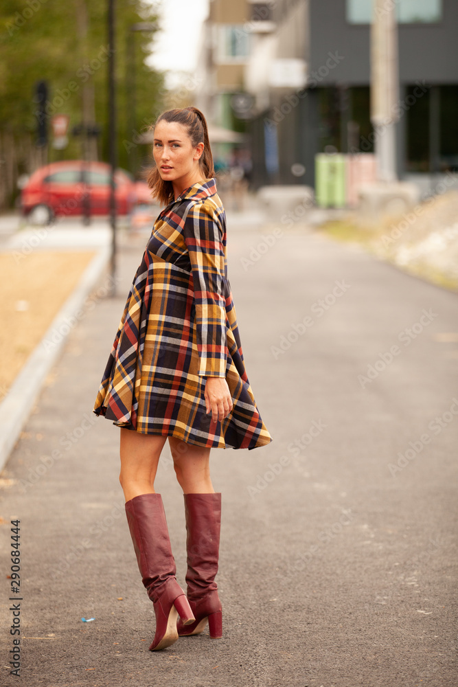 la mode dans la rue avec son téléphone son sac et sa beauté être chic c 'est être belle