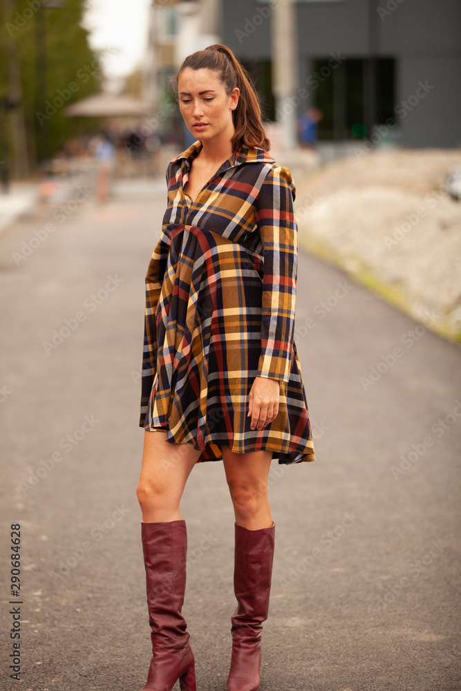 la mode dans la rue avec son téléphone son sac et sa beauté être chic c 'est être belle la mode dans la rue avec son téléphone son sac et sa beauté être chic c 'est être belle