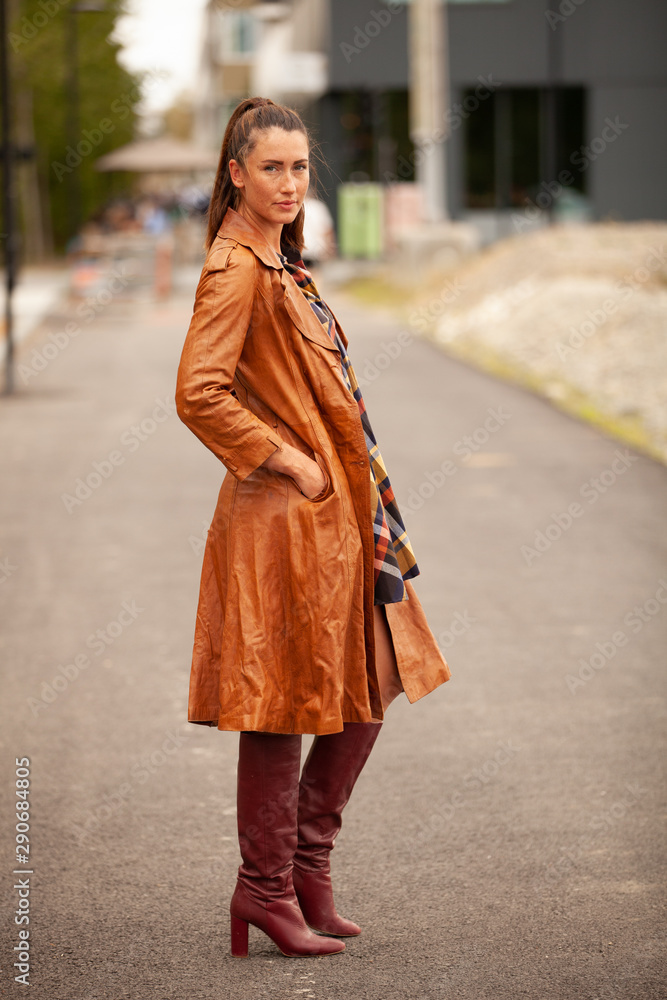 la mode dans la rue avec son téléphone son sac et sa beauté être chic c 'est être belle la mode dans la rue avec son téléphone son sac et sa beauté être chic c 'est être belle