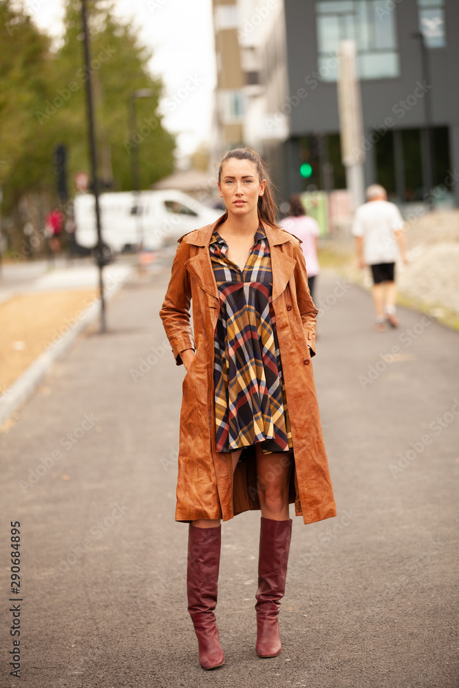 la mode dans la rue avec son téléphone son sac et sa beauté être chic c 'est être belle