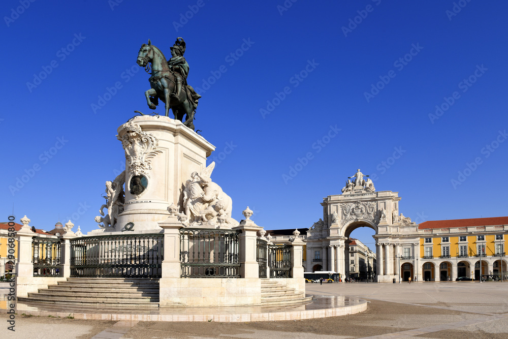 Rua Augusta Arch and statue of King jose I. next to the Praça do Comércio (Commerce square) in Lisbon, Portugal