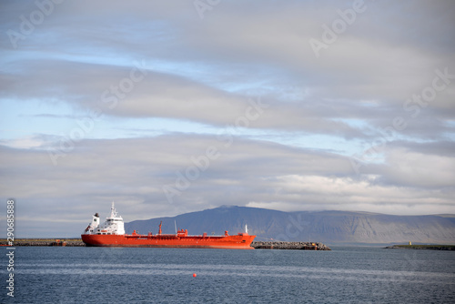 Schiff bei Reykiavik, Island