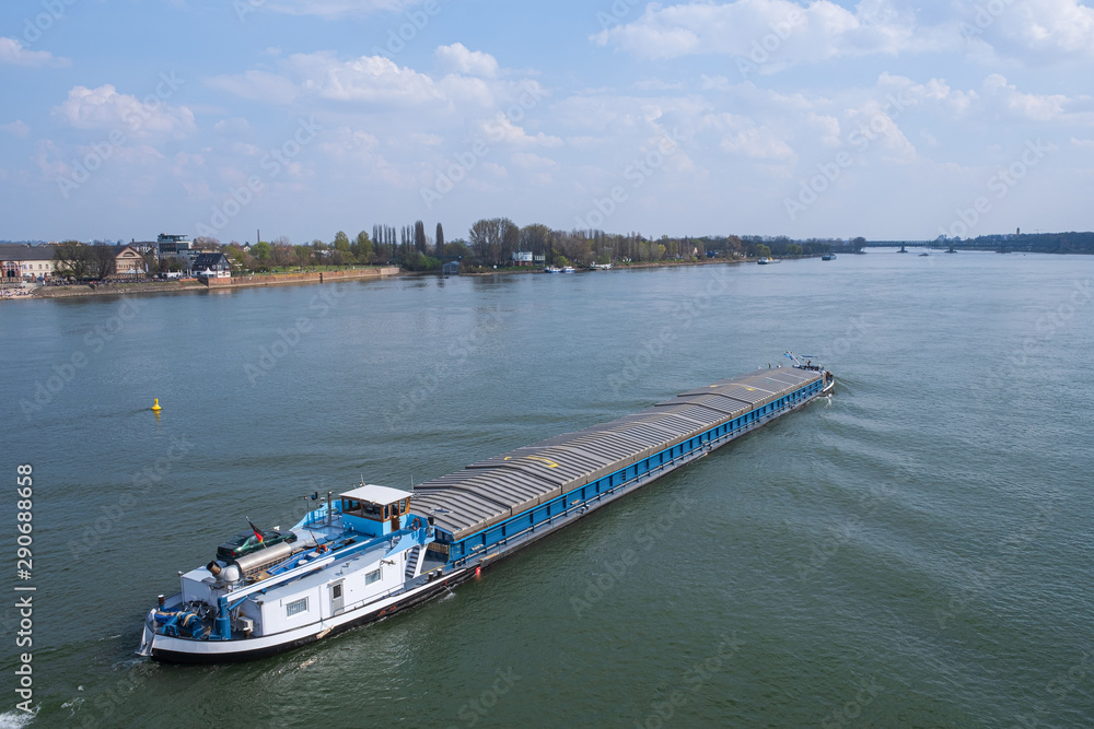 Binnenschiff auf dem Rhein bei Wiesbaden/Deutschland Binnenschiff auf dem Rhein bei Wiesbaden/Deutschland