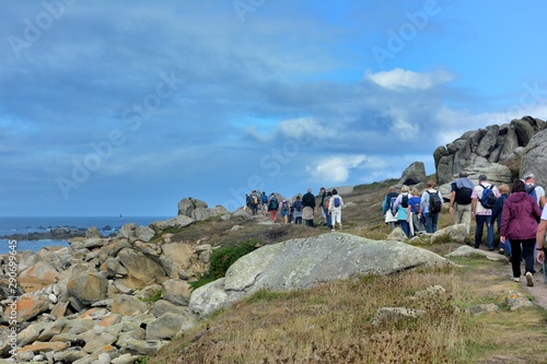 Randonneurs sur les sentiers de l   le de Batz en Bretagne. France