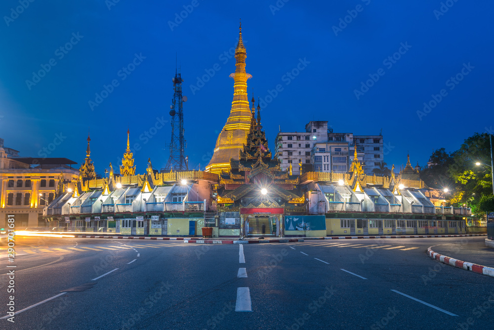 Naklejka premium amazing view of sule pagoda at yangon, myanmar