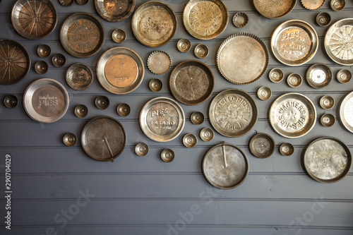 Collection d'assiettes en métal accroché au mur