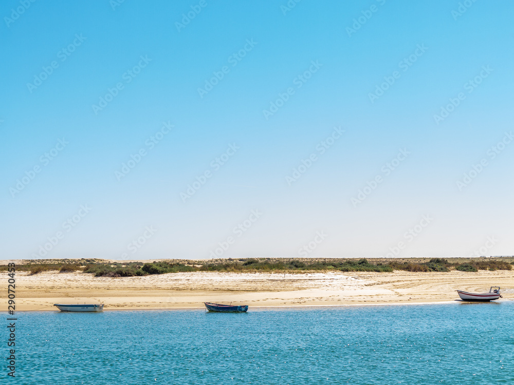 Fototapeta premium Ilha da Fuzeta e barcos ancorados