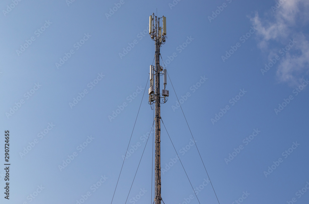 Obraz premium Cellular repeater, mast for broadcasting wireless communication and the Internet