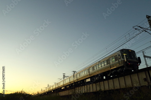 朝日を浴びる姫路市市川鉄橋