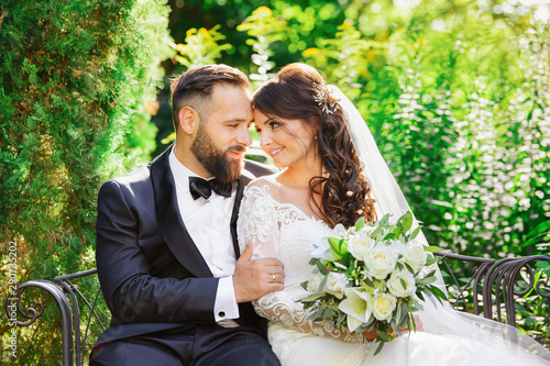 Foto Bride and groom enjoy the moment at the wedding