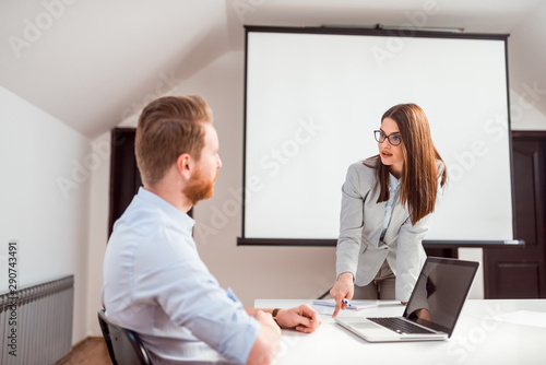 Wallpaper Mural Leader talking to an employee on meeting at boardroom. Torontodigital.ca