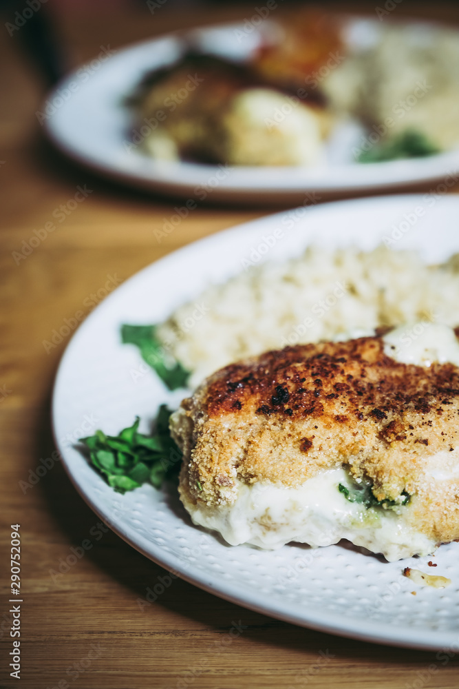 Escalope de dinde panée avec fromage coulant Escalope de dinde panée avec fromage coulant