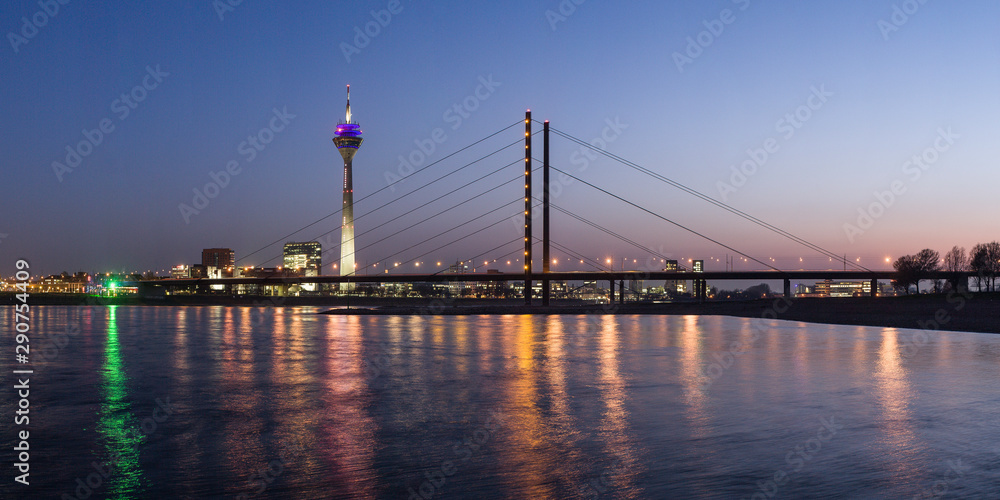 Nachtaufnahme Panorama Düsseldorf Rhein Blaue Stunde