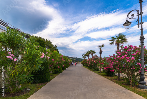 Fotografija Beautiful embankment in the village of Partenit in Crimea
