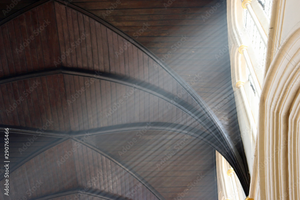 Obraz premium Sunlight in smoky church