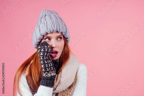 Foto amazed redhaired ginger woman wearing stylish hat ,knitted mittens and sweater g