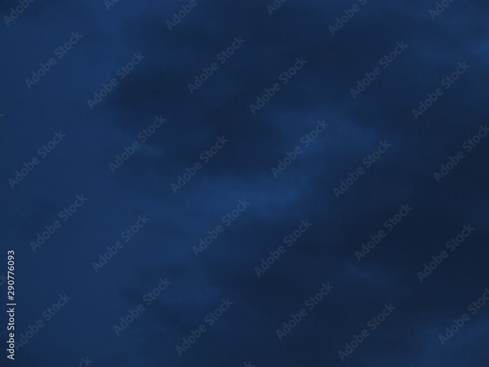 Cloudy nighttime sky in shades of midnight blue to royal blue - obrazy, fototapety, plakaty 