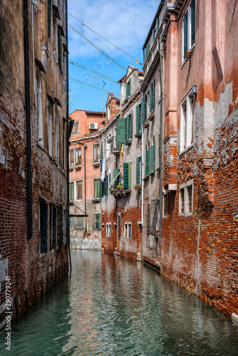 Häuserflucht aus Ziegelstein an Kanal in Venedig 435618