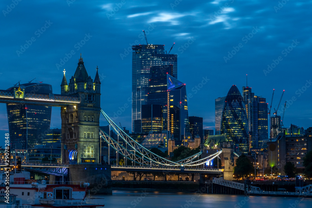 Obraz premium Tower Bridge o zmierzchu w Londynie