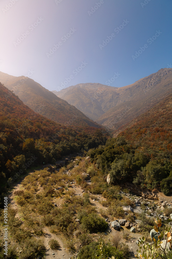 Pequeño valle de montañas a las cercanía de Santiago // Quebrada Macul