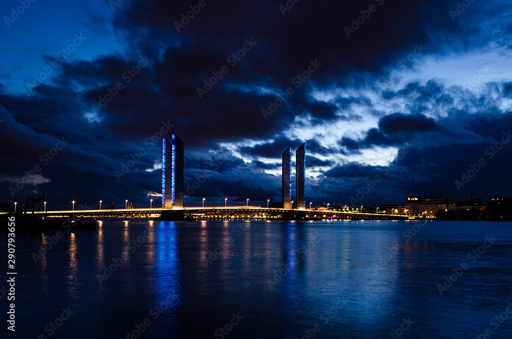 Pont Chaban Bordeaux de nuit