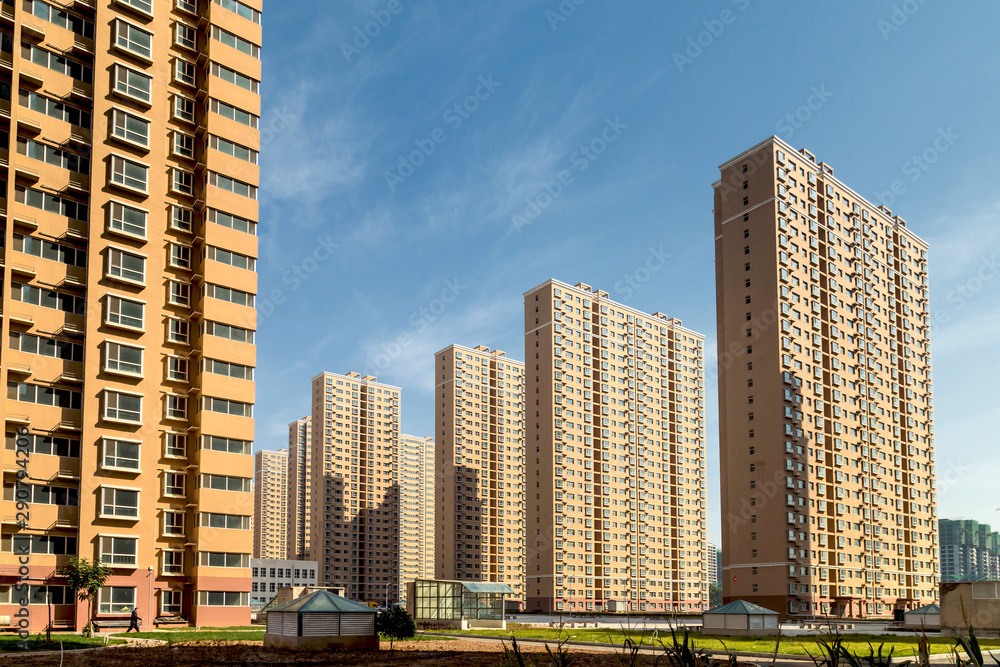 Obraz premium The residential quarter bristles with tall buildings