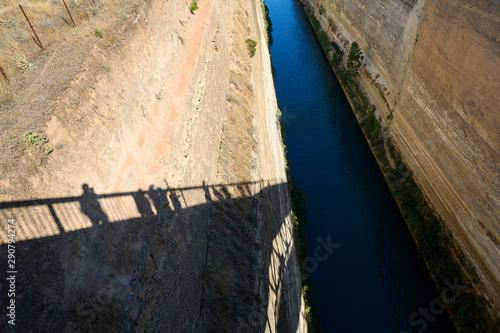 Schattenwurf von Personen am Kanal von Korinth, Griechenland