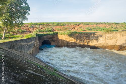 Принти на полотні Floodgate