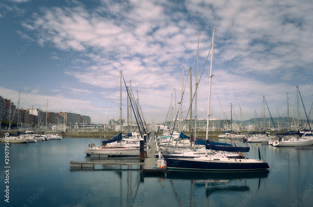 Barcos amarrados en el puerto de Gijón