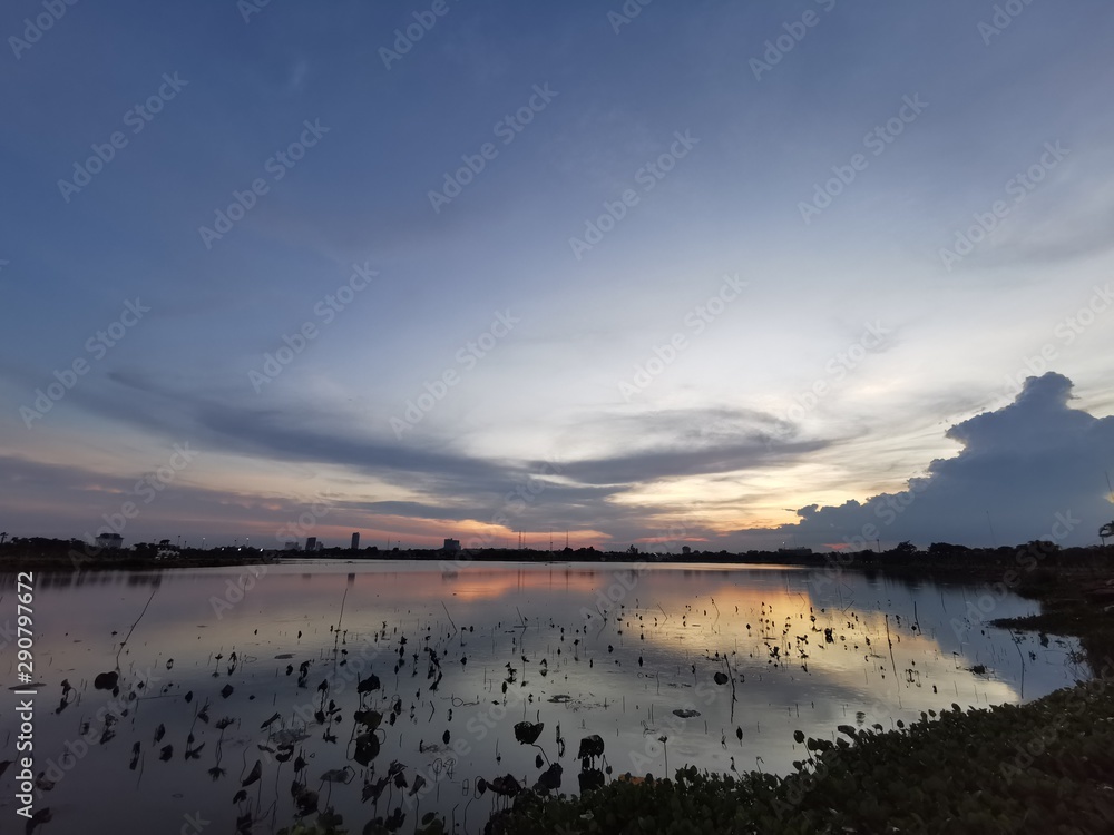 Naklejka premium sunset over the lake