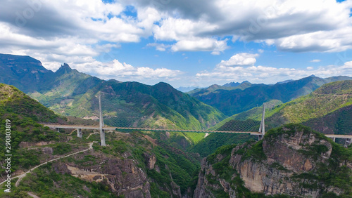 Foto Puente colgante gigante en medio de montañas