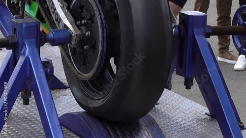 Production tests at the wheel quality bench.