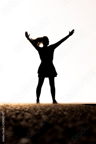 Silhouette einr Frau mit Rock und Pferdeschwanzfigur