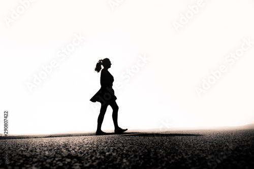 Silhouette einr Frau mit Rock und Pferdeschwanzfigur
