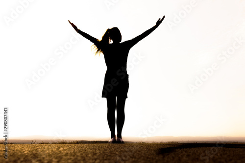 Silhouette einr Frau mit Rock und Pferdeschwanzfigur