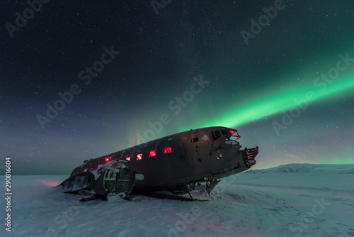 Fototapeta Zorza polarna nad samolotem szczątki w Iceland