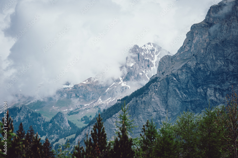 Berge im Nebel Kandersteg