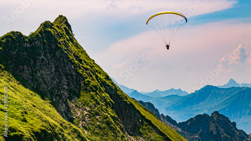 Fotografija Beautiful alpine view with a paraglider at the Höfatsblick near the famous Nebel