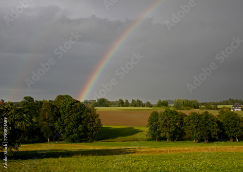 Regenbogen   ber dem Feld