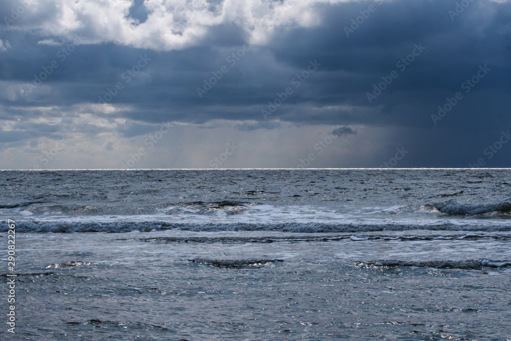 Wellen an der Nordsee mit Regenwolken