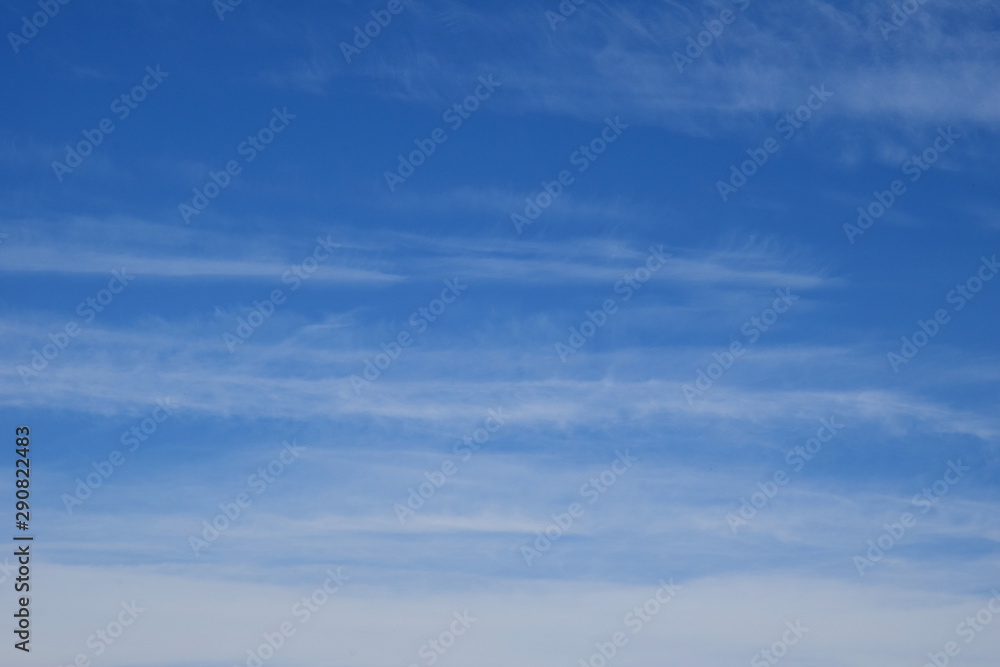 Hintergrund abstrakt weiße Wolken am blauen Himmel