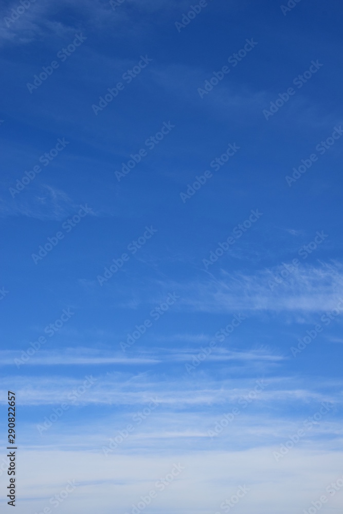 Weiße Schleierwolken vor blauen Himmel Weiße Schleierwolken vor blauen Himmel
