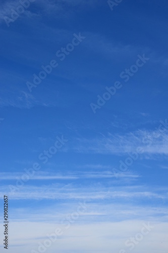 Weiße Schleierwolken vor blauen Himmel