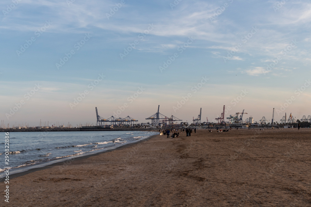 Obraz premium View of the valencian port from the Malvarrosa beach