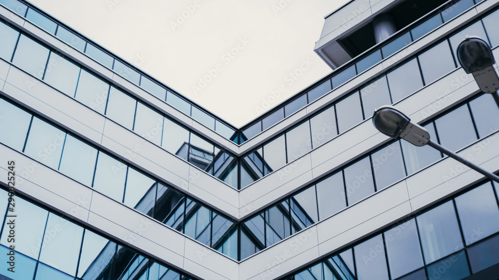 Obraz premium Perspective and underside angle view to textured background of contemporary glass building