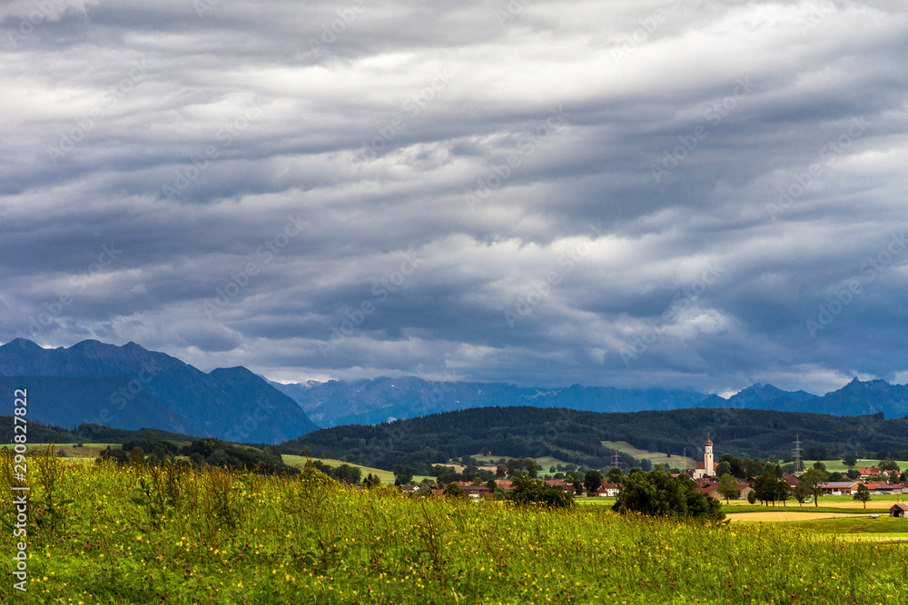 Gewitterwolken über dem bayerischen Voralpenland