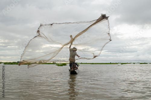 Pescador lanzando atarraya