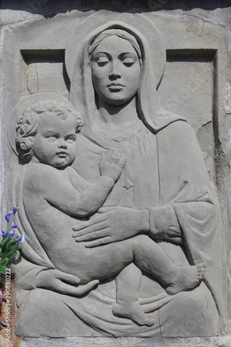 La madonna e Gesù bambino - chiesa photo