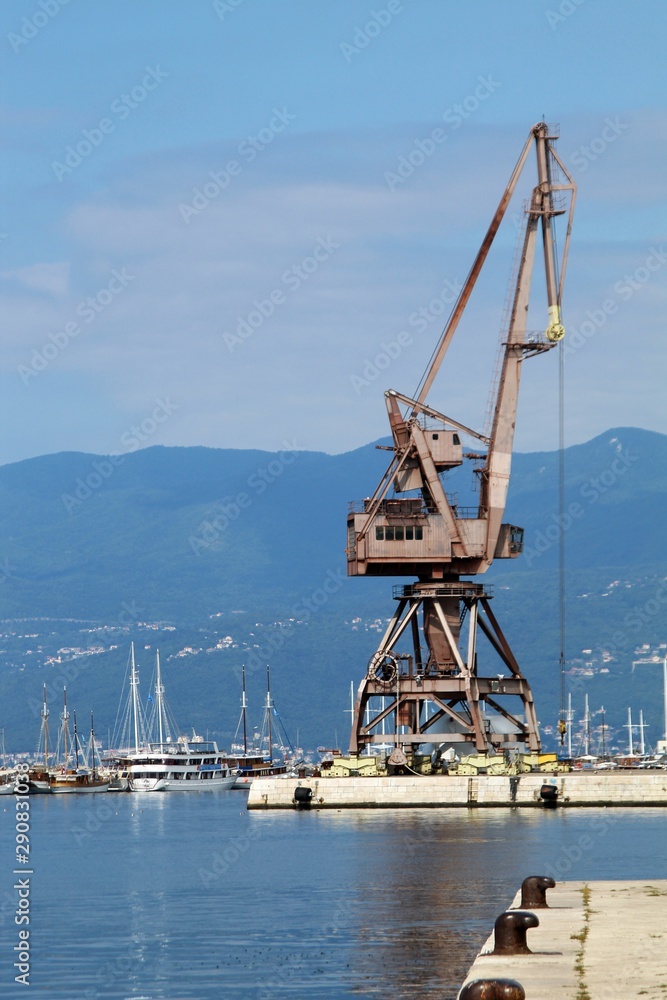 Fototapeta premium Rijeka Hafen kleiner Kran